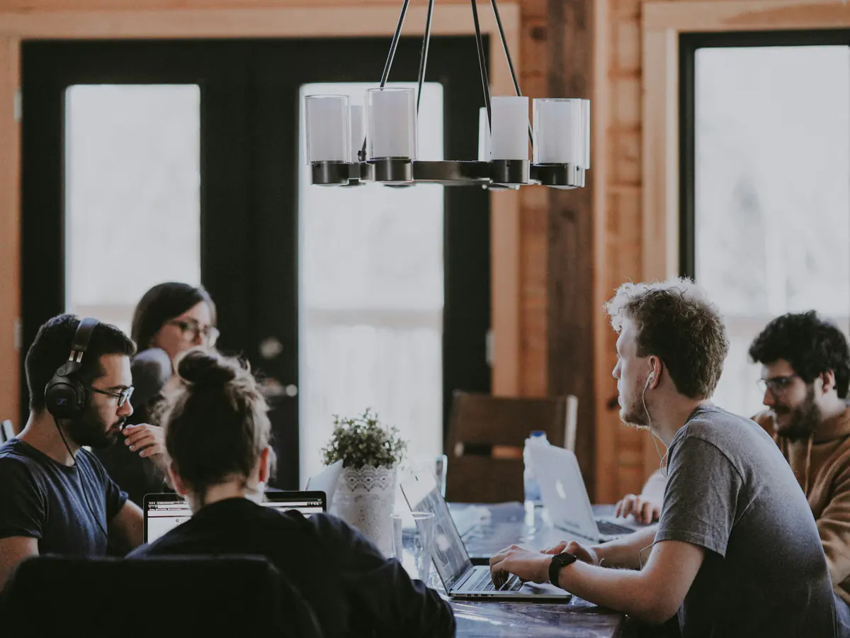 Equipo de consultoría de software trabajando
